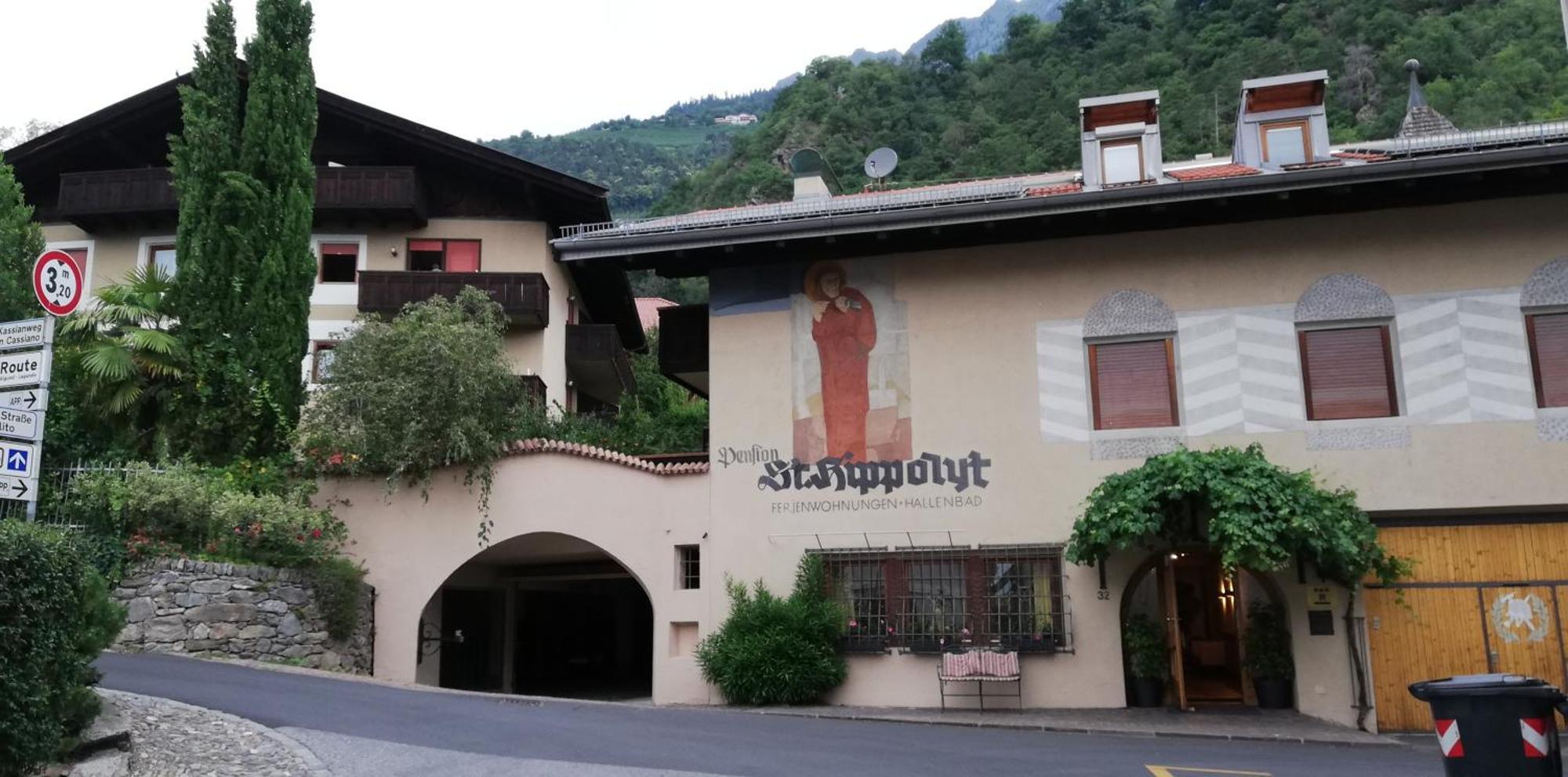 Ferienwohnungen St Hippolyt Mit Hallenbad Algund Buitenkant foto