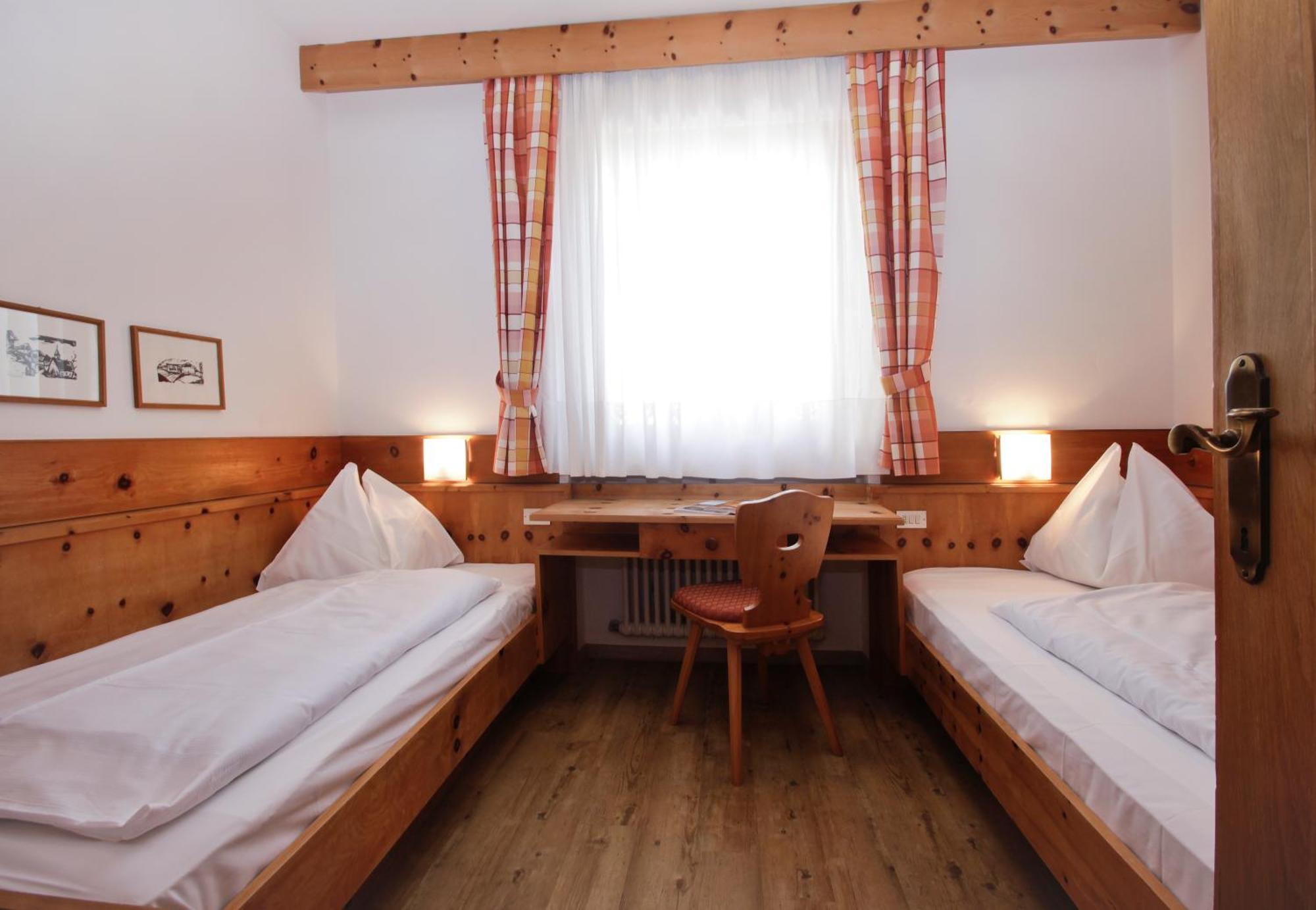 Ferienwohnungen St Hippolyt Mit Hallenbad Algund Buitenkant foto