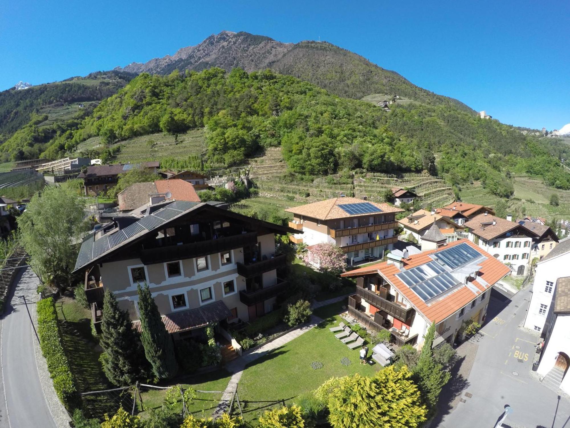 Ferienwohnungen St Hippolyt Mit Hallenbad Algund Buitenkant foto