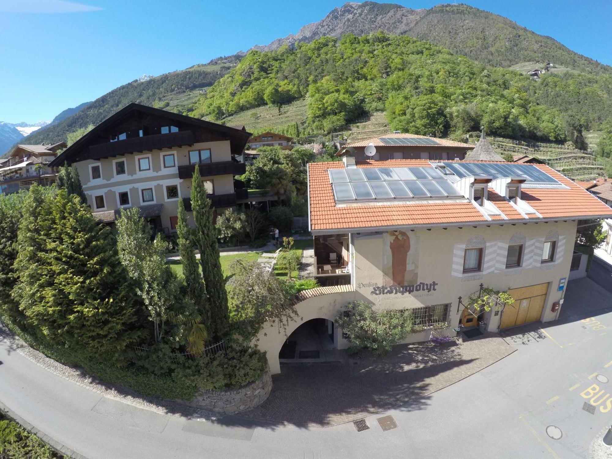 Ferienwohnungen St Hippolyt Mit Hallenbad Algund Buitenkant foto
